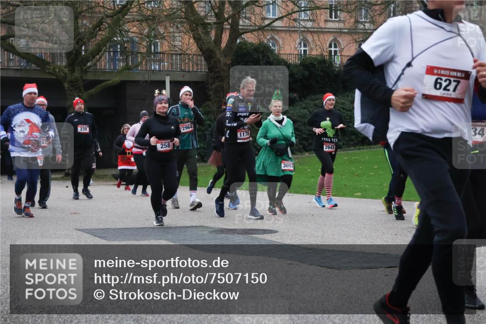 08.12.2024 - St. Pauli X-Mass-Run No. 14 Strokosch-Dieckow http://msf.ph/oto/7507150 08.12.2024 09:44:23 Laufen 87, 239, 258, 2964, 1178, 3052, 2945, 627, 34 meine-sportfotos.de