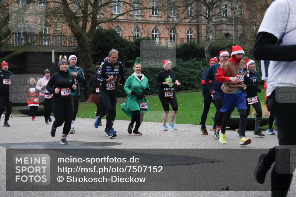 08.12.2024 - St. Pauli X-Mass-Run No. 14 Strokosch-Dieckow http://msf.ph/oto/7507152 08.12.2024 09:44:23 Laufen 239, 10, 930, 258, 1178, 3052, 2945, 100, 3115, 3343 meine-sportfotos.de