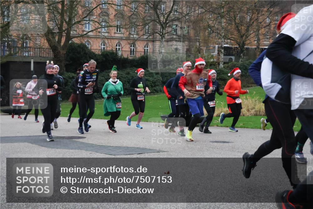 08.12.2024 - St. Pauli X-Mass-Run No. 14 Strokosch-Dieckow http://msf.ph/oto/7507153 08.12.2024 09:44:23 Laufen 2, 1178, 2945 meine-sportfotos.de