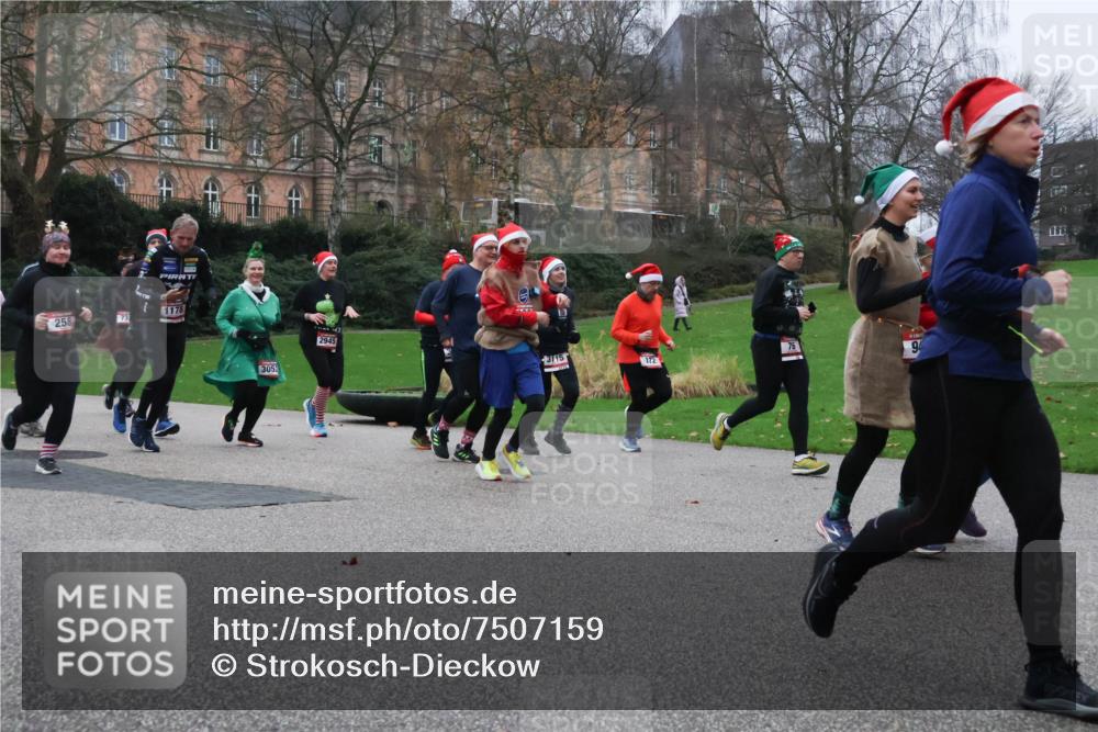 08.12.2024 - St. Pauli X-Mass-Run No. 14 Strokosch-Dieckow http://msf.ph/oto/7507159 08.12.2024 09:44:24 Laufen 258, 73, 1178, 3052, 2945, 3115, 172, 94 meine-sportfotos.de