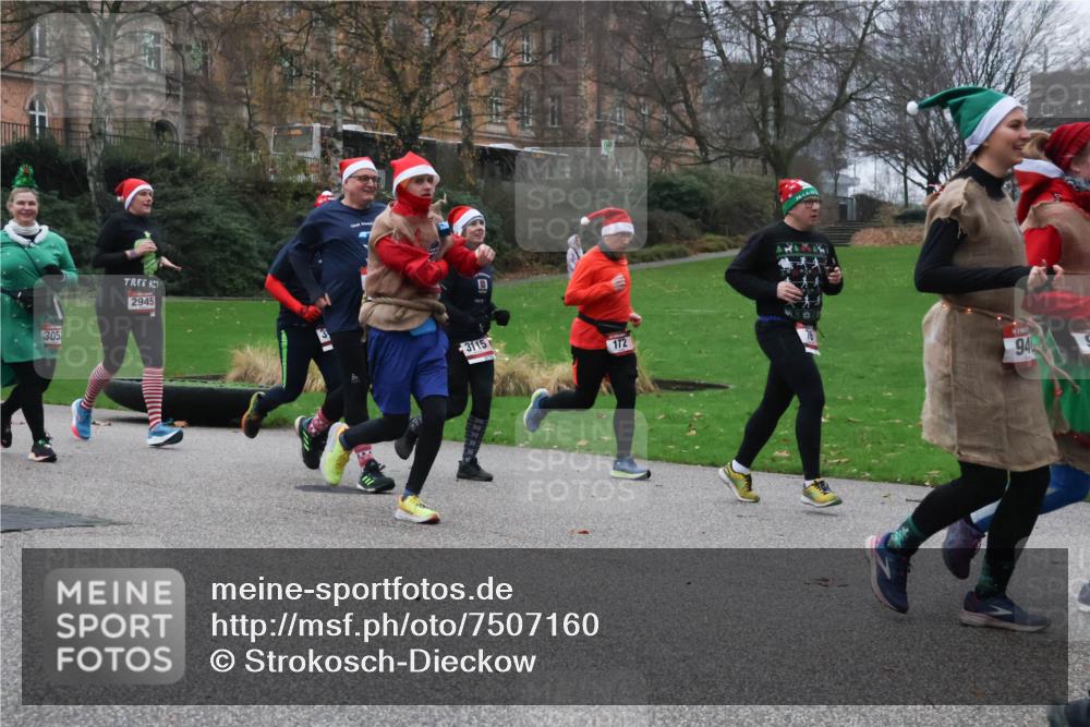 08.12.2024 - St. Pauli X-Mass-Run No. 14 Strokosch-Dieckow http://msf.ph/oto/7507160 08.12.2024 09:44:24 Laufen 305, 2945, 3115, 172, 94 meine-sportfotos.de