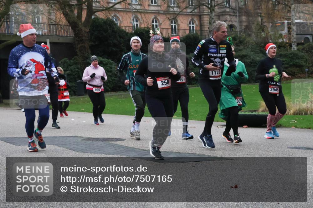 08.12.2024 - St. Pauli X-Mass-Run No. 14 Strokosch-Dieckow http://msf.ph/oto/7507165 08.12.2024 09:44:24 Laufen 10, 930, 258, 961, 1178, 305, 2945 meine-sportfotos.de