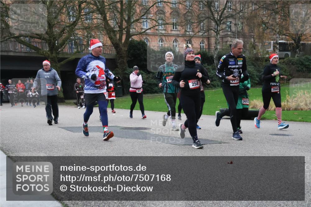 08.12.2024 - St. Pauli X-Mass-Run No. 14 Strokosch-Dieckow http://msf.ph/oto/7507168 08.12.2024 09:44:24 Laufen 3287, 930, 29, 258, 3052, 2945 meine-sportfotos.de