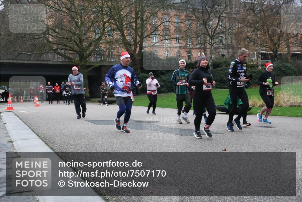 08.12.2024 - St. Pauli X-Mass-Run No. 14 Strokosch-Dieckow http://msf.ph/oto/7507170 08.12.2024 09:44:25 Laufen 3287, 2964, 1179, 73, 258, 2945 meine-sportfotos.de