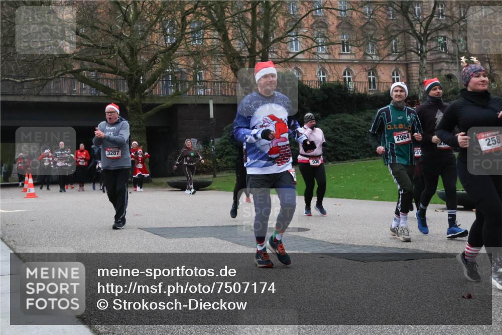 08.12.2024 - St. Pauli X-Mass-Run No. 14 Strokosch-Dieckow http://msf.ph/oto/7507174 08.12.2024 09:44:25 Laufen 720, 3287, 930, 2964, 731, 258 meine-sportfotos.de