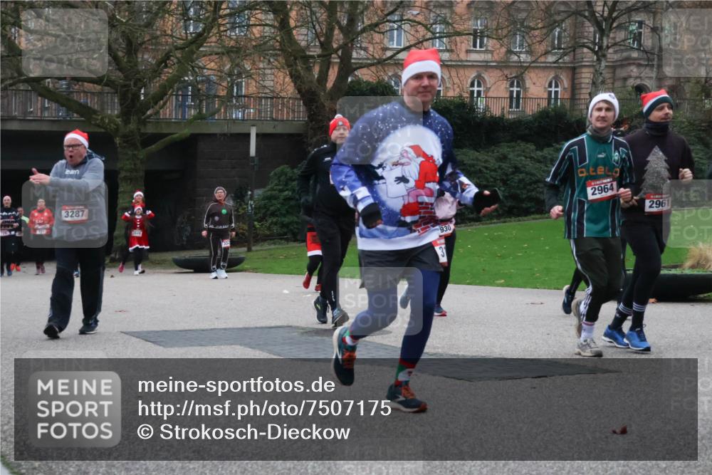 08.12.2024 - St. Pauli X-Mass-Run No. 14 Strokosch-Dieckow http://msf.ph/oto/7507175 08.12.2024 09:44:25 Laufen 3287, 930, 2964, 2961 meine-sportfotos.de