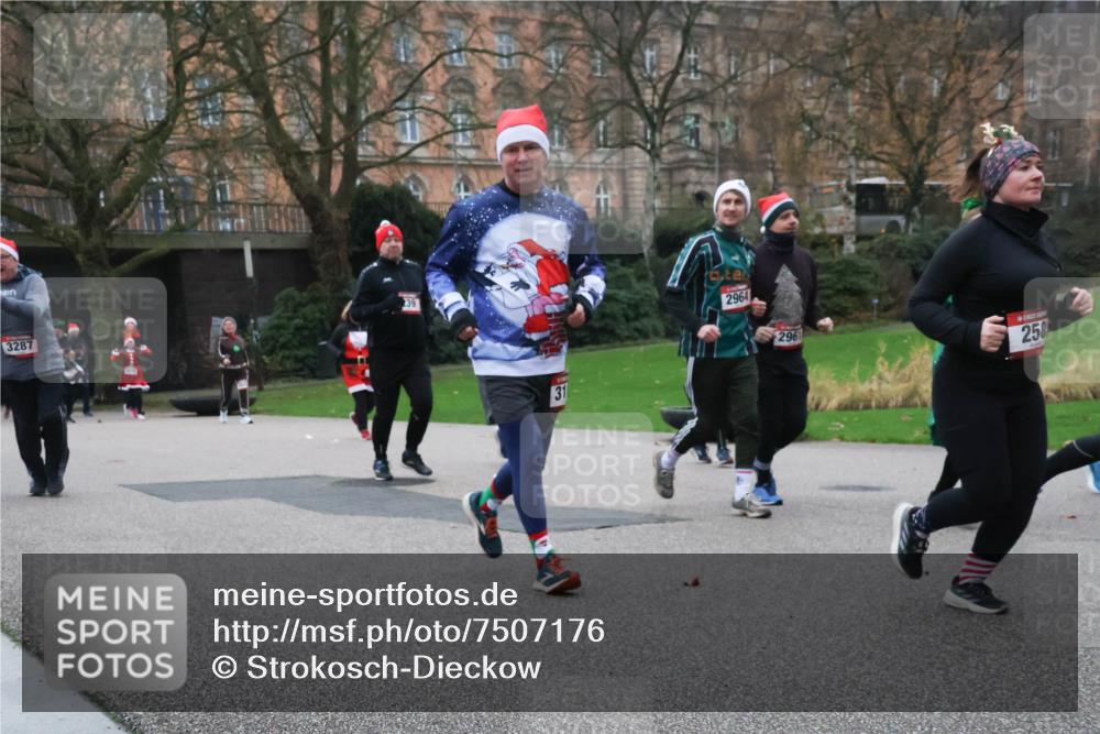 08.12.2024 - St. Pauli X-Mass-Run No. 14 Strokosch-Dieckow http://msf.ph/oto/7507176 08.12.2024 09:44:26 Laufen 3287, 39, 31, 2964, 2961, 258 meine-sportfotos.de