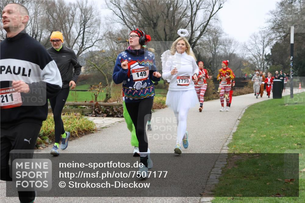 08.12.2024 - St. Pauli X-Mass-Run No. 14 Strokosch-Dieckow http://msf.ph/oto/7507177 08.12.2024 10:50:45 Laufen 149, 14, 211, 1739, 1164, 1165 meine-sportfotos.de