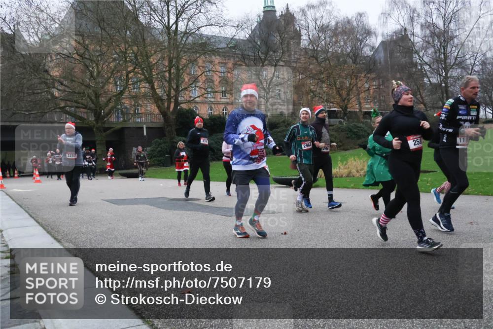 08.12.2024 - St. Pauli X-Mass-Run No. 14 Strokosch-Dieckow http://msf.ph/oto/7507179 08.12.2024 09:44:26 Laufen 3287, 239, 2964, 1208, 258, 117 meine-sportfotos.de