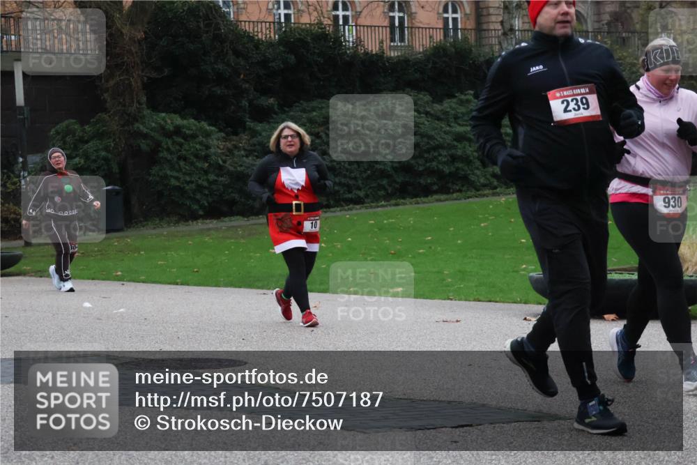 08.12.2024 - St. Pauli X-Mass-Run No. 14 Strokosch-Dieckow http://msf.ph/oto/7507187 08.12.2024 09:44:27 Laufen 304, 10, 14, 239, 930 meine-sportfotos.de