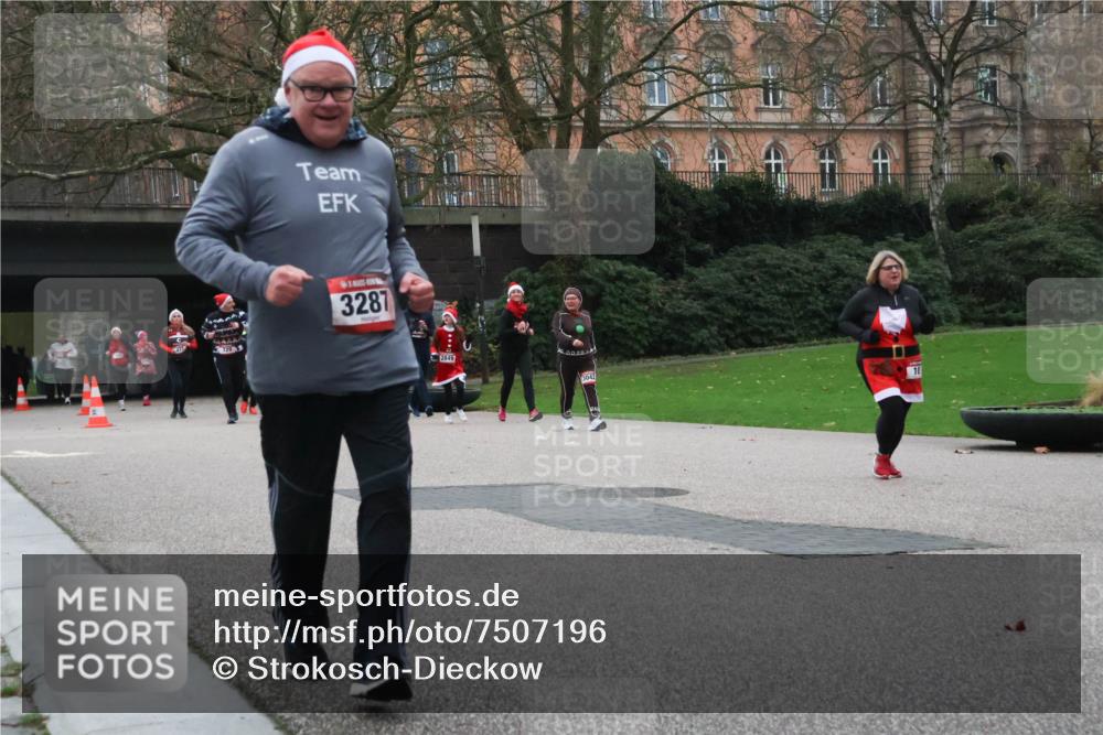 08.12.2024 - St. Pauli X-Mass-Run No. 14 Strokosch-Dieckow http://msf.ph/oto/7507196 08.12.2024 09:44:28 Laufen 729, 3287, 2849 meine-sportfotos.de