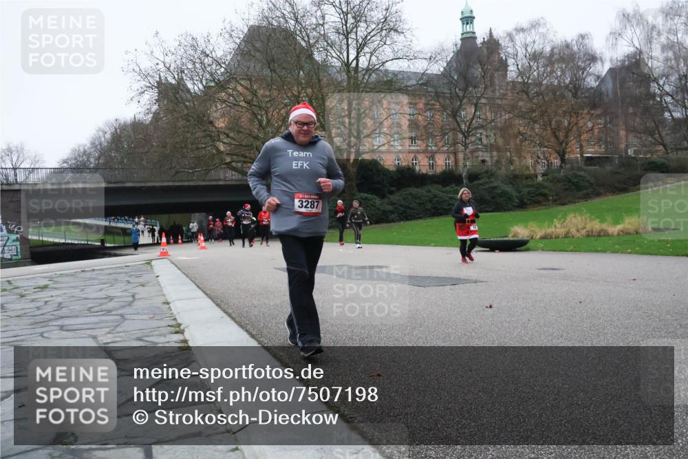 08.12.2024 - St. Pauli X-Mass-Run No. 14 Strokosch-Dieckow http://msf.ph/oto/7507198 08.12.2024 09:44:29 Laufen 3287 meine-sportfotos.de