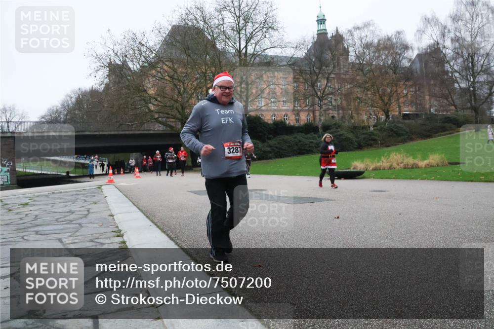 08.12.2024 - St. Pauli X-Mass-Run No. 14 Strokosch-Dieckow http://msf.ph/oto/7507200 08.12.2024 09:44:29 Laufen 3287 meine-sportfotos.de