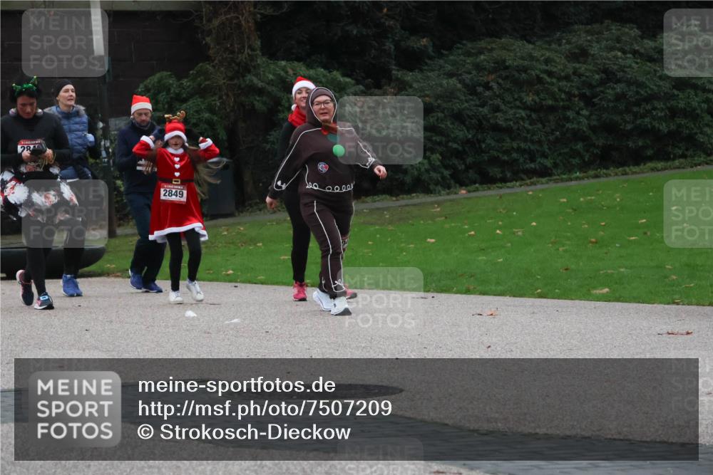 08.12.2024 - St. Pauli X-Mass-Run No. 14 Strokosch-Dieckow http://msf.ph/oto/7507209 08.12.2024 09:44:30 Laufen 28, 2849 meine-sportfotos.de