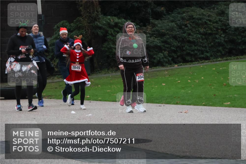 08.12.2024 - St. Pauli X-Mass-Run No. 14 Strokosch-Dieckow http://msf.ph/oto/7507211 08.12.2024 09:44:30 Laufen 2849, 304 meine-sportfotos.de