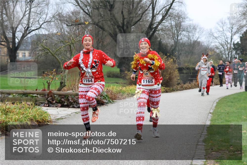 08.12.2024 - St. Pauli X-Mass-Run No. 14 Strokosch-Dieckow http://msf.ph/oto/7507215 08.12.2024 10:50:48 Laufen 1164, 1165 meine-sportfotos.de