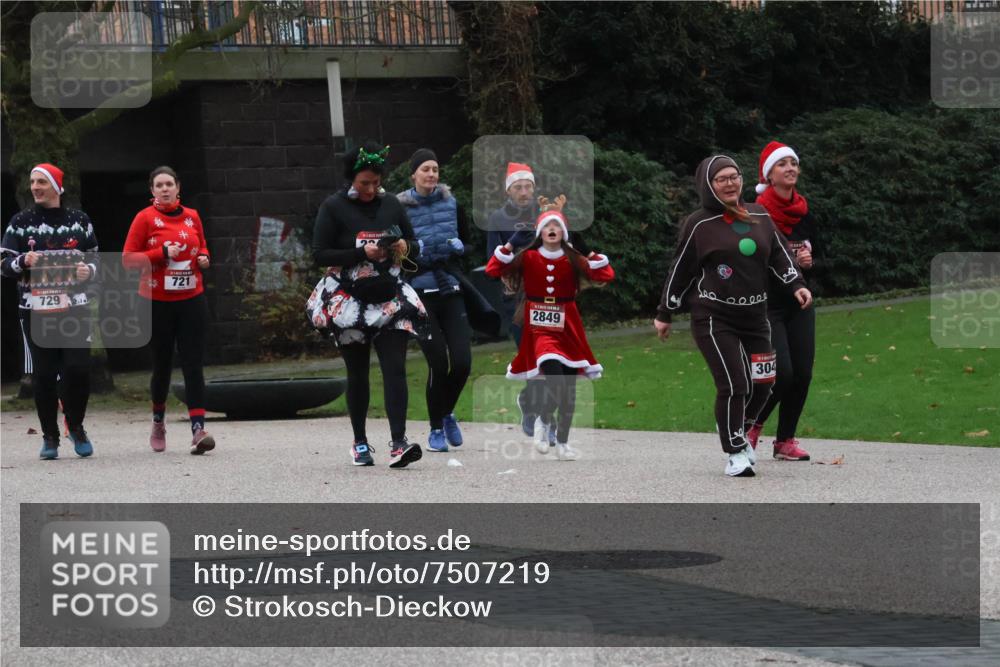 08.12.2024 - St. Pauli X-Mass-Run No. 14 Strokosch-Dieckow http://msf.ph/oto/7507219 08.12.2024 09:44:31 Laufen 729, 721, 2849, 2000, 304 meine-sportfotos.de