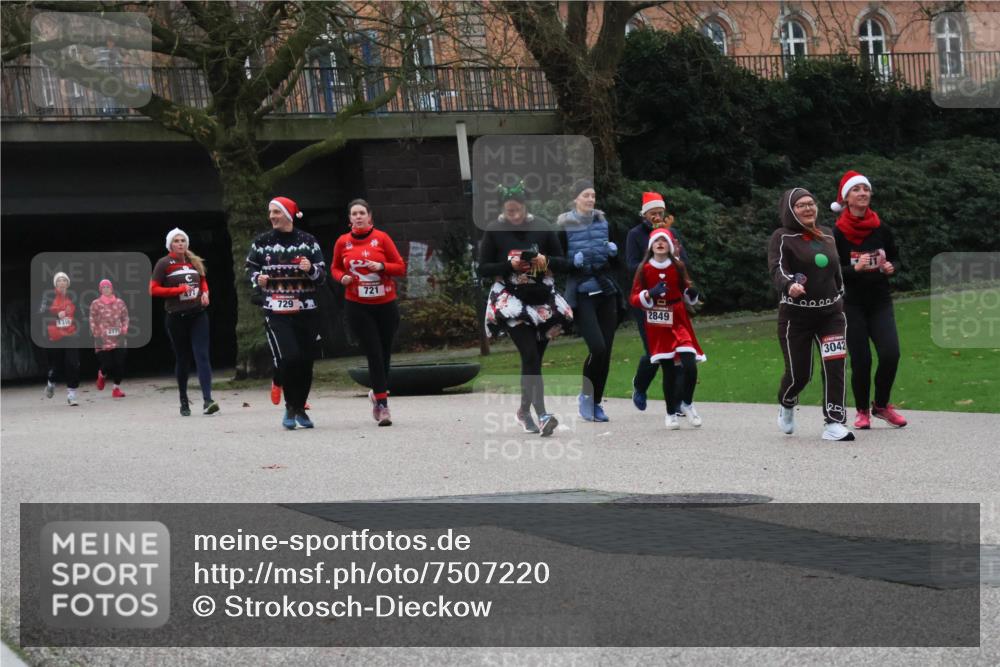 08.12.2024 - St. Pauli X-Mass-Run No. 14 Strokosch-Dieckow http://msf.ph/oto/7507220 08.12.2024 09:44:31 Laufen 1310, 2779, 729, 721, 2849, 0000, 3042 meine-sportfotos.de