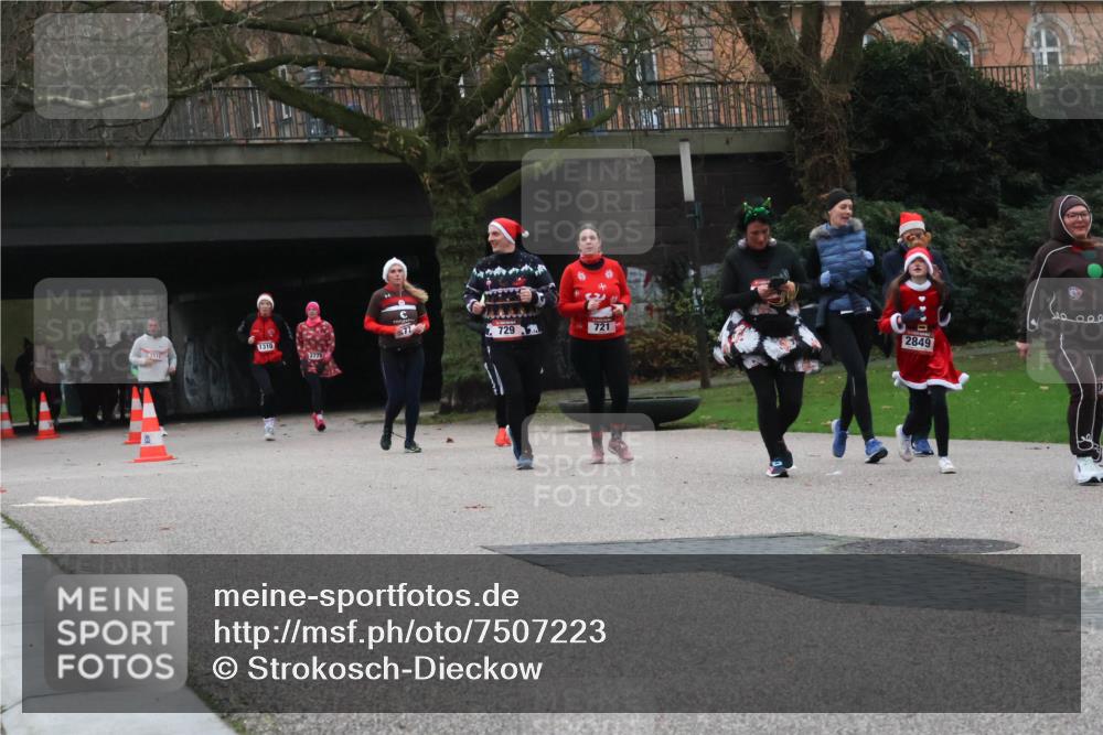 08.12.2024 - St. Pauli X-Mass-Run No. 14 Strokosch-Dieckow http://msf.ph/oto/7507223 08.12.2024 09:44:31 Laufen 77, 1310, 729, 2, 721, 2779, 2849 meine-sportfotos.de