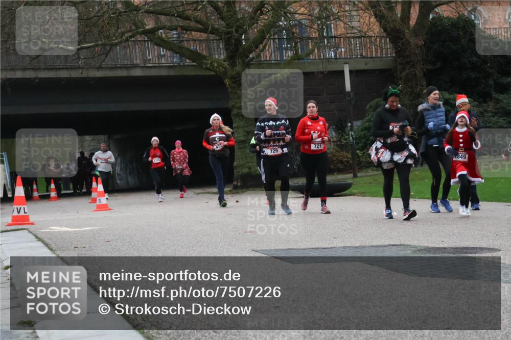 08.12.2024 - St. Pauli X-Mass-Run No. 14 Strokosch-Dieckow http://msf.ph/oto/7507226 08.12.2024 09:44:31 Laufen 251, 721, 729, 1310, 2849 meine-sportfotos.de