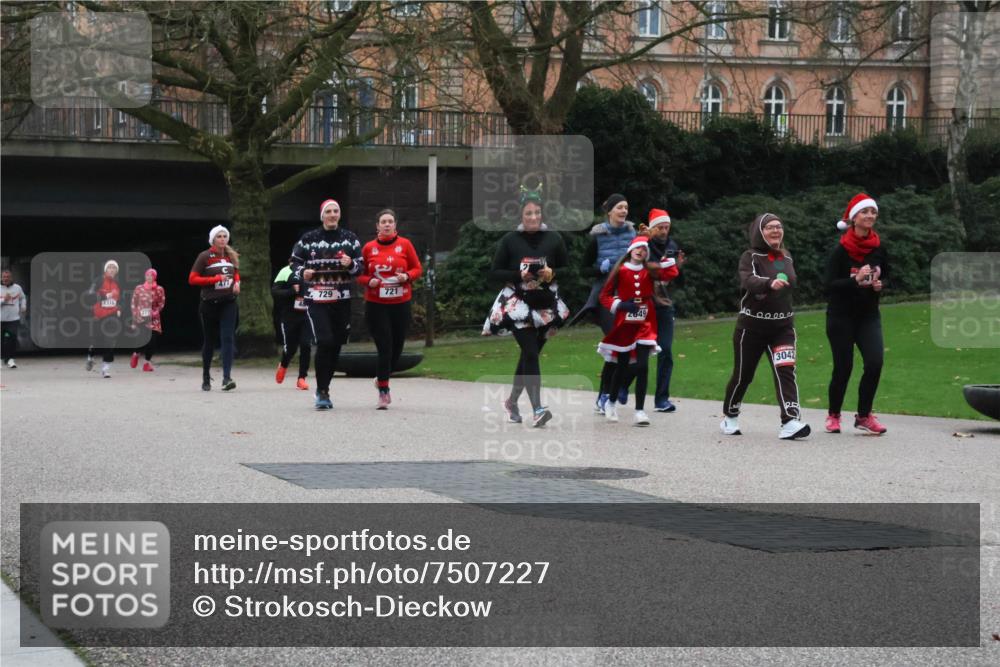 08.12.2024 - St. Pauli X-Mass-Run No. 14 Strokosch-Dieckow http://msf.ph/oto/7507227 08.12.2024 09:44:32 Laufen 471, 1310, 729, 1, 721, 2849, 3042 meine-sportfotos.de