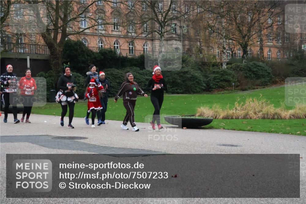 08.12.2024 - St. Pauli X-Mass-Run No. 14 Strokosch-Dieckow http://msf.ph/oto/7507233 08.12.2024 09:44:32 Laufen 721, 2849, 80000, 2849 meine-sportfotos.de