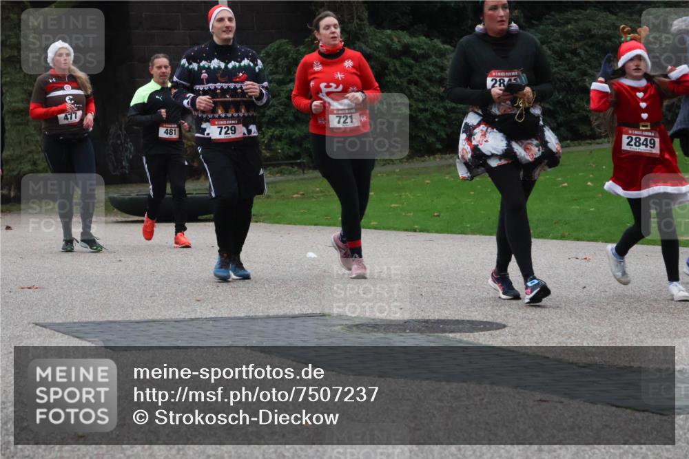 08.12.2024 - St. Pauli X-Mass-Run No. 14 Strokosch-Dieckow http://msf.ph/oto/7507237 08.12.2024 09:44:33 Laufen 477, 481, 729, 721, 28, 1, 2849 meine-sportfotos.de