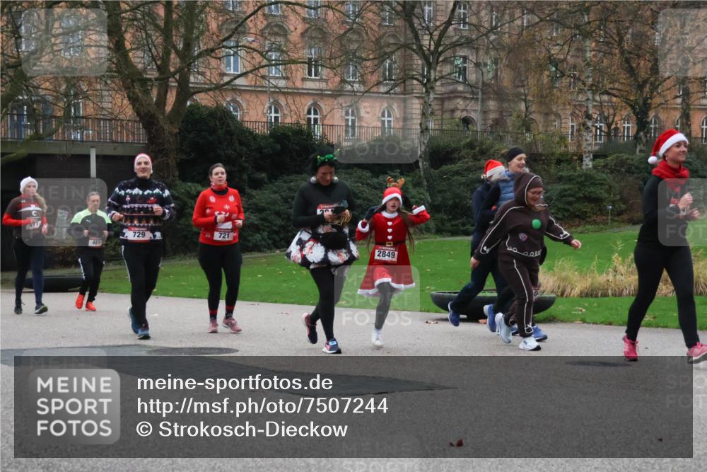 08.12.2024 - St. Pauli X-Mass-Run No. 14 Strokosch-Dieckow http://msf.ph/oto/7507244 08.12.2024 09:44:34 Laufen 481, 729, 1, 721, 23, 2849 meine-sportfotos.de