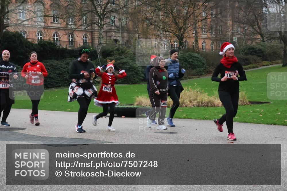 08.12.2024 - St. Pauli X-Mass-Run No. 14 Strokosch-Dieckow http://msf.ph/oto/7507248 08.12.2024 09:44:35 Laufen 729, 721, 2849, 20000, 1641, 304 meine-sportfotos.de