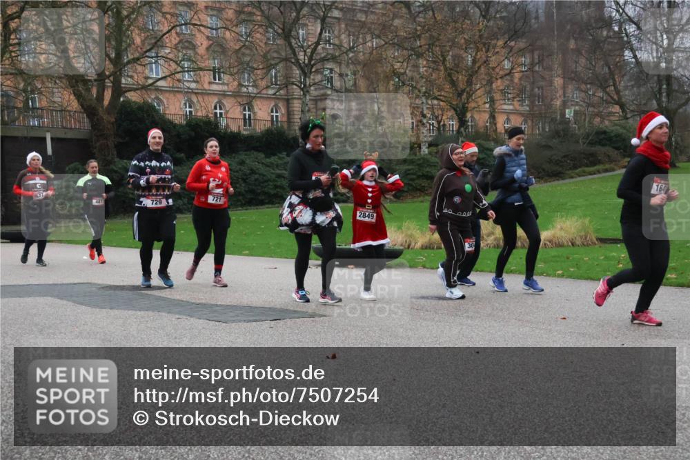 08.12.2024 - St. Pauli X-Mass-Run No. 14 Strokosch-Dieckow http://msf.ph/oto/7507254 08.12.2024 09:44:35 Laufen 481, 729, 721, 2849, 30, 164 meine-sportfotos.de