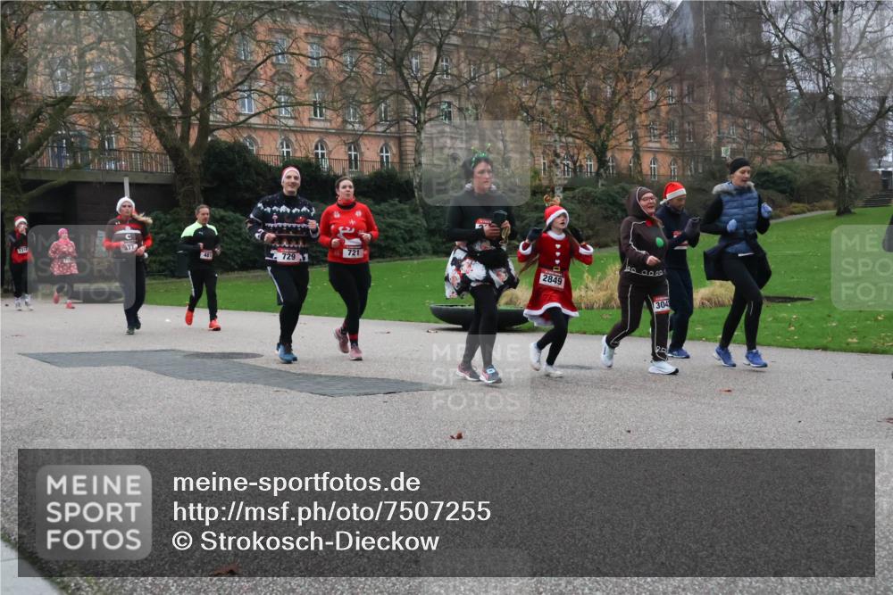 08.12.2024 - St. Pauli X-Mass-Run No. 14 Strokosch-Dieckow http://msf.ph/oto/7507255 08.12.2024 09:44:35 Laufen 477, 721, 481, 7291, 2849, 304 meine-sportfotos.de