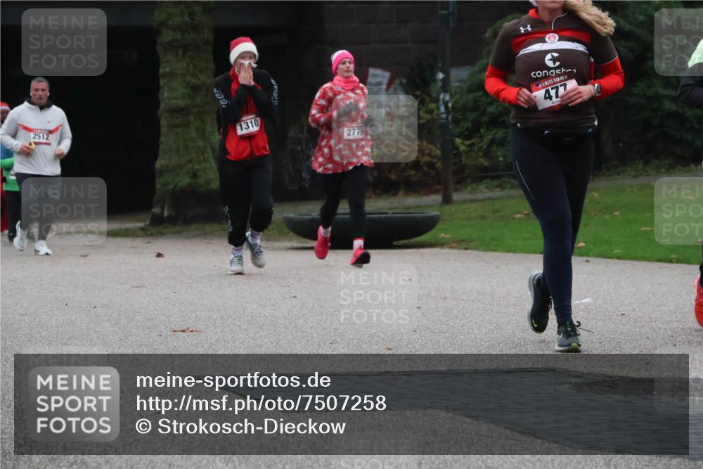 08.12.2024 - St. Pauli X-Mass-Run No. 14 Strokosch-Dieckow http://msf.ph/oto/7507258 08.12.2024 09:44:36 Laufen 2512, 21774, 1310, 2779, 14, 477 meine-sportfotos.de