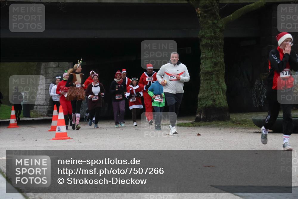 08.12.2024 - St. Pauli X-Mass-Run No. 14 Strokosch-Dieckow http://msf.ph/oto/7507266 08.12.2024 09:44:37 Laufen 1423, 892, 2512, 485, 2360, 1426, 2929, 1310 meine-sportfotos.de