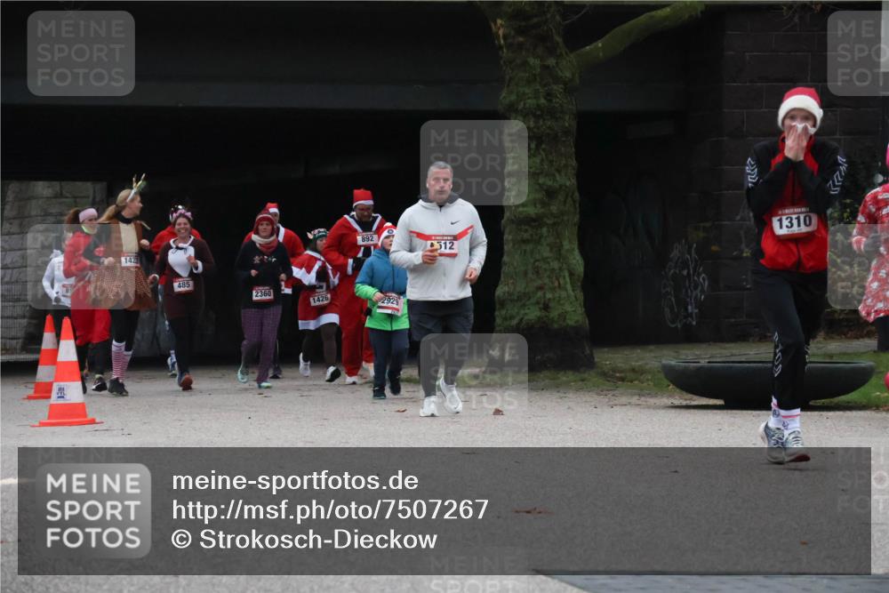 08.12.2024 - St. Pauli X-Mass-Run No. 14 Strokosch-Dieckow http://msf.ph/oto/7507267 08.12.2024 09:44:37 Laufen 1423, 485, 2360, 1426, 2929, 892, 512, 1310 meine-sportfotos.de