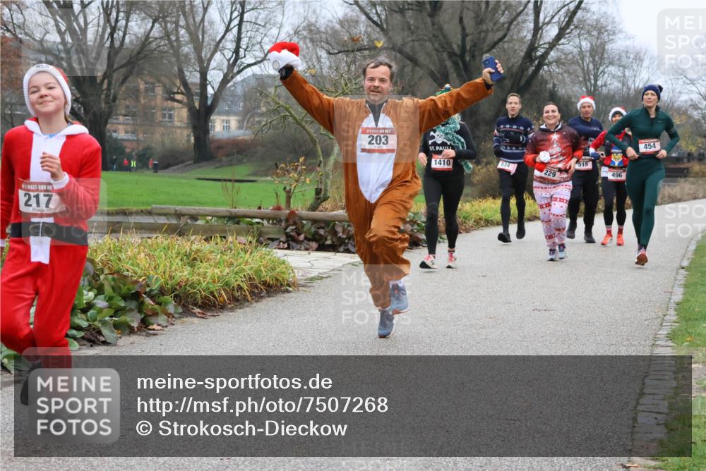 08.12.2024 - St. Pauli X-Mass-Run No. 14 Strokosch-Dieckow http://msf.ph/oto/7507268 08.12.2024 10:50:57 Laufen 217, 14, 203, 1410, 534, 515, 229, 496, 454 meine-sportfotos.de