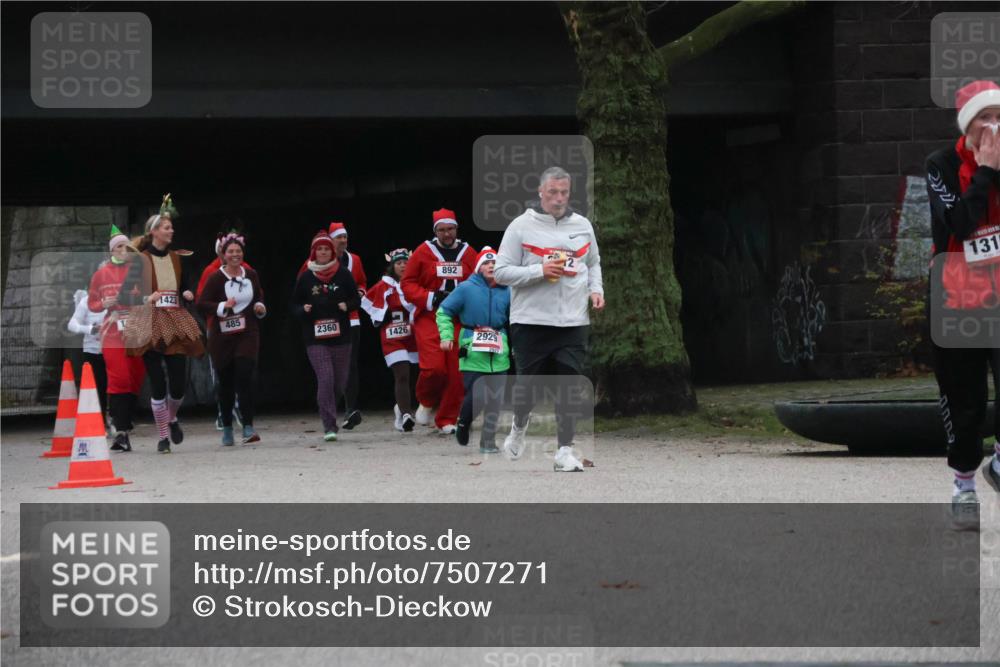 08.12.2024 - St. Pauli X-Mass-Run No. 14 Strokosch-Dieckow http://msf.ph/oto/7507271 08.12.2024 09:44:38 Laufen 1423, 892, 485, 2360, 1426, 2929, 2, 131 meine-sportfotos.de