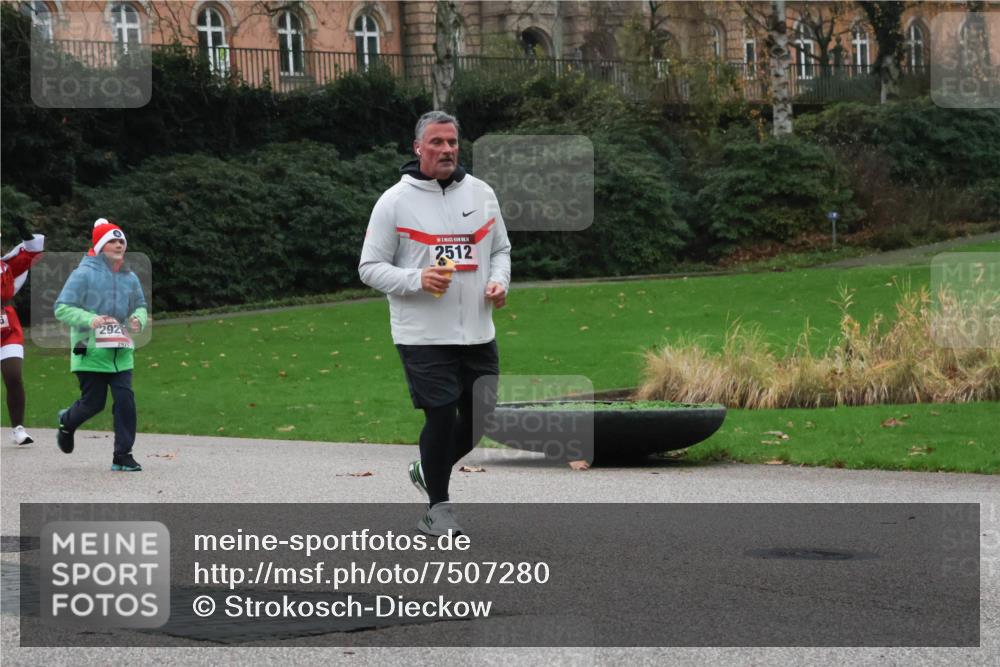 08.12.2024 - St. Pauli X-Mass-Run No. 14 Strokosch-Dieckow http://msf.ph/oto/7507280 08.12.2024 09:44:45 Laufen 292, 2929, 2512 meine-sportfotos.de