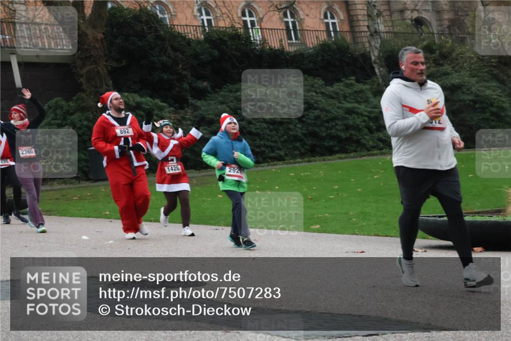 08.12.2024 - St. Pauli X-Mass-Run No. 14 Strokosch-Dieckow http://msf.ph/oto/7507283 08.12.2024 09:44:45 Laufen 2360, 786, 892, 1426, 292, 912 meine-sportfotos.de
