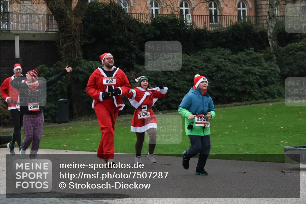 08.12.2024 - St. Pauli X-Mass-Run No. 14 Strokosch-Dieckow http://msf.ph/oto/7507287 08.12.2024 09:44:45 Laufen 2360, 892, 1426, 292, 2929 meine-sportfotos.de