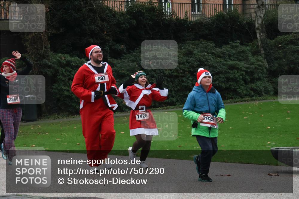 08.12.2024 - St. Pauli X-Mass-Run No. 14 Strokosch-Dieckow http://msf.ph/oto/7507290 08.12.2024 09:44:45 Laufen 2360, 892, 1426, 2929, 2929 meine-sportfotos.de