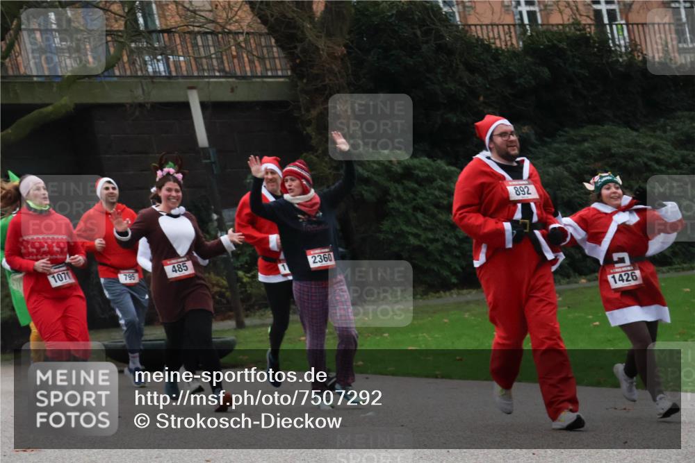 08.12.2024 - St. Pauli X-Mass-Run No. 14 Strokosch-Dieckow http://msf.ph/oto/7507292 08.12.2024 09:44:46 Laufen 107, 795, 485, 2360, 892, 1426 meine-sportfotos.de