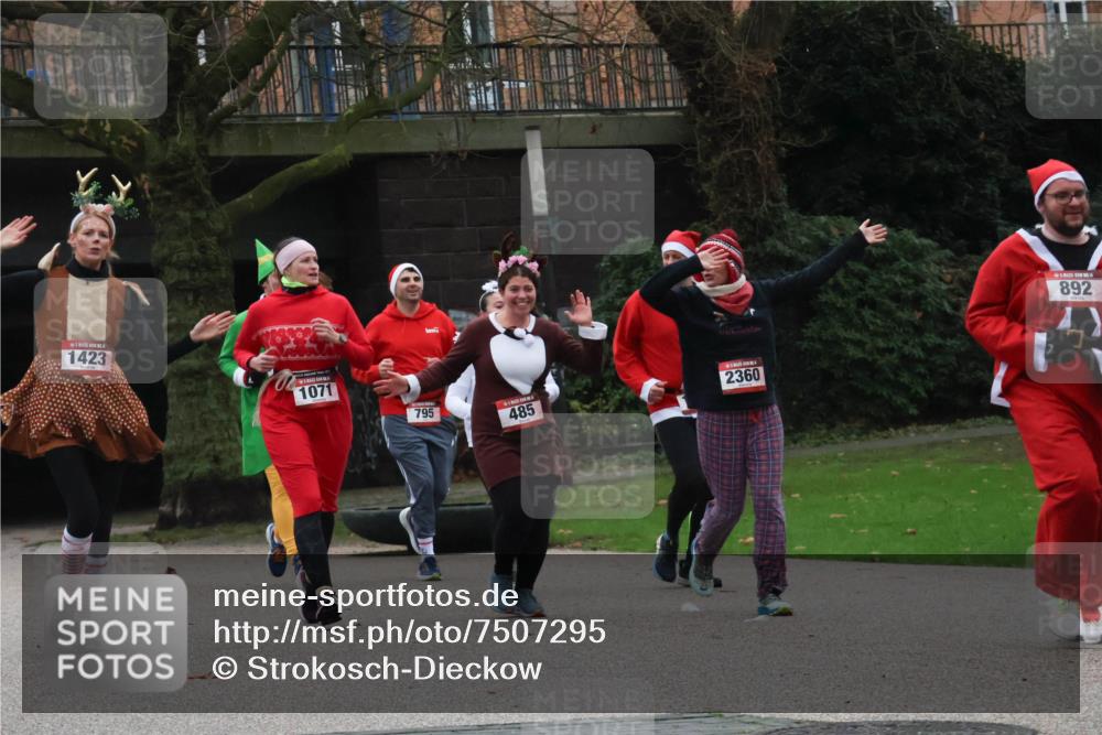 08.12.2024 - St. Pauli X-Mass-Run No. 14 Strokosch-Dieckow http://msf.ph/oto/7507295 08.12.2024 09:44:46 Laufen 14, 892, 1423, 1071, 2360, 795, 485 meine-sportfotos.de