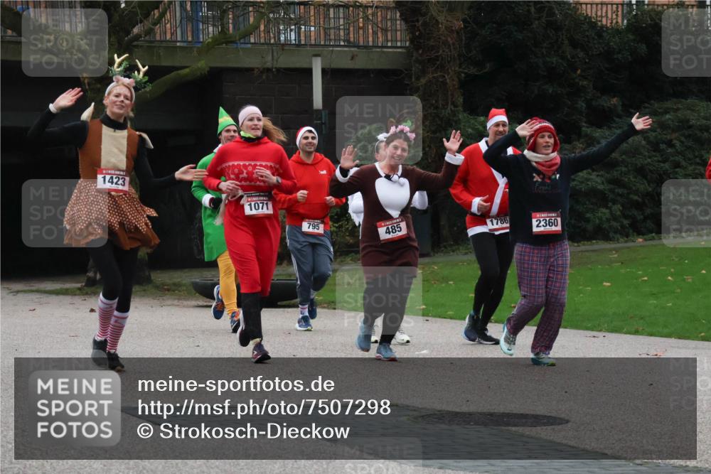 08.12.2024 - St. Pauli X-Mass-Run No. 14 Strokosch-Dieckow http://msf.ph/oto/7507298 08.12.2024 09:44:47 Laufen 1423, 1071, 795, 485, 1786, 2360 meine-sportfotos.de