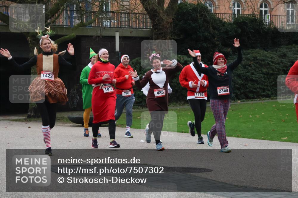 08.12.2024 - St. Pauli X-Mass-Run No. 14 Strokosch-Dieckow http://msf.ph/oto/7507302 08.12.2024 09:44:47 Laufen 1423, 1071, 795, 485, 1786, 2360 meine-sportfotos.de