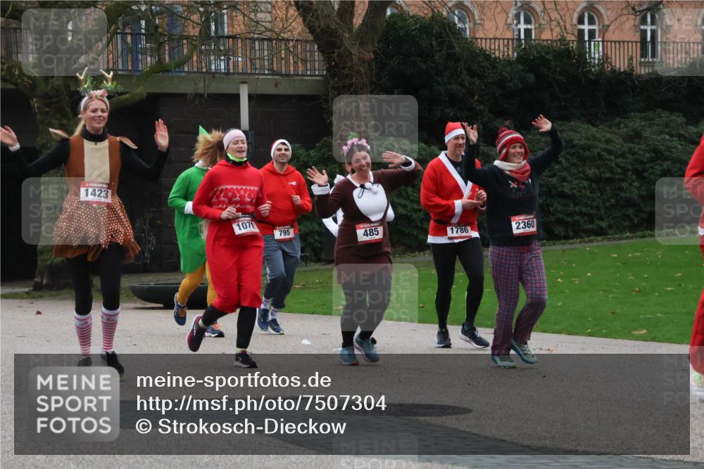 08.12.2024 - St. Pauli X-Mass-Run No. 14 Strokosch-Dieckow http://msf.ph/oto/7507304 08.12.2024 09:44:47 Laufen 1423, 107, 795, 485, 1786, 2360 meine-sportfotos.de