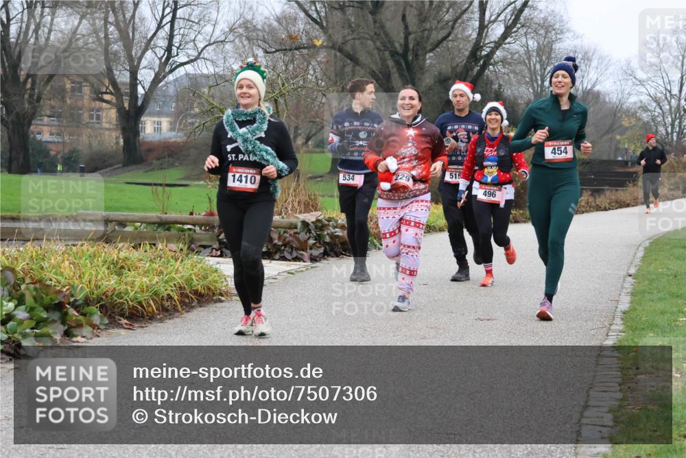 08.12.2024 - St. Pauli X-Mass-Run No. 14 Strokosch-Dieckow http://msf.ph/oto/7507306 08.12.2024 10:50:59 Laufen 454, 3, 3, 1410, 534, 229, 515, 496 meine-sportfotos.de