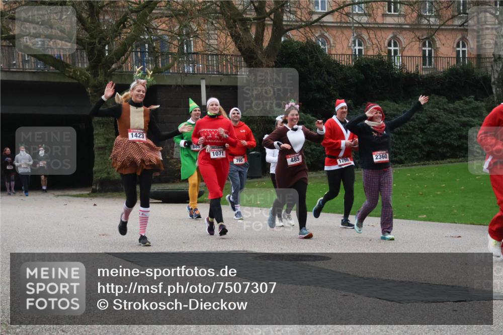 08.12.2024 - St. Pauli X-Mass-Run No. 14 Strokosch-Dieckow http://msf.ph/oto/7507307 08.12.2024 09:44:47 Laufen 1423, 885, 1071, 795, 485, 1786, 2360 meine-sportfotos.de