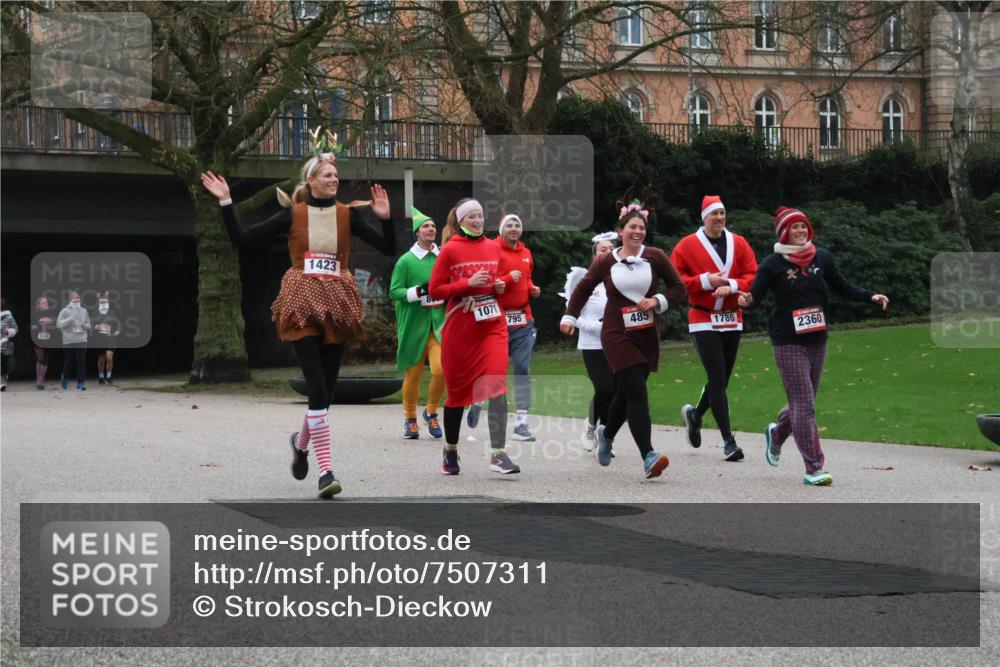 08.12.2024 - St. Pauli X-Mass-Run No. 14 Strokosch-Dieckow http://msf.ph/oto/7507311 08.12.2024 09:44:48 Laufen 275, 1423, 1071, 795, 485, 1786, 2360 meine-sportfotos.de