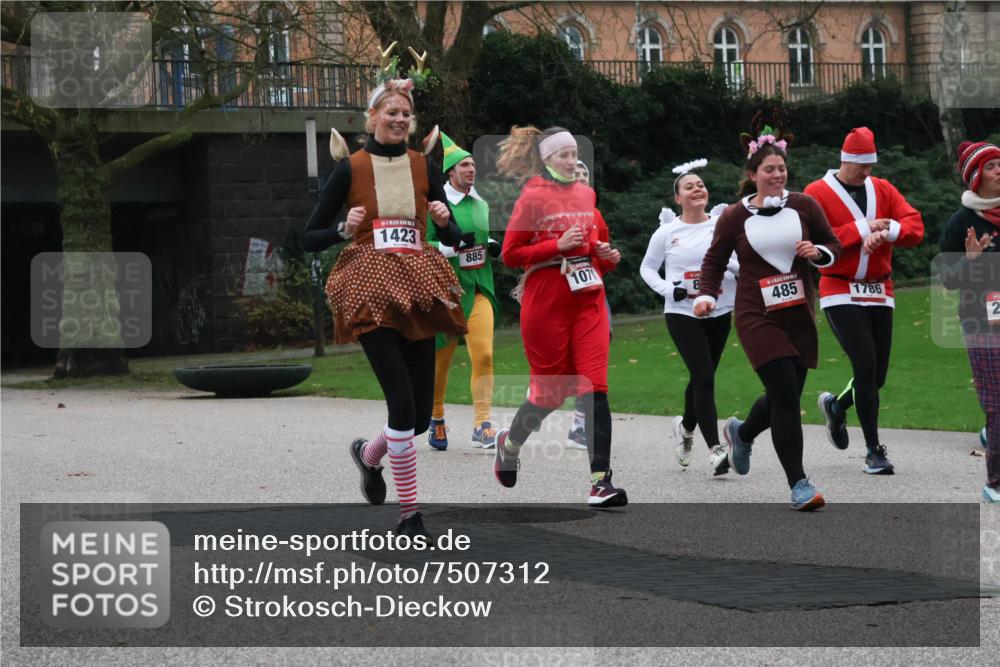 08.12.2024 - St. Pauli X-Mass-Run No. 14 Strokosch-Dieckow http://msf.ph/oto/7507312 08.12.2024 09:44:48 Laufen 1423, 885, 107, 8, 485, 1786 meine-sportfotos.de
