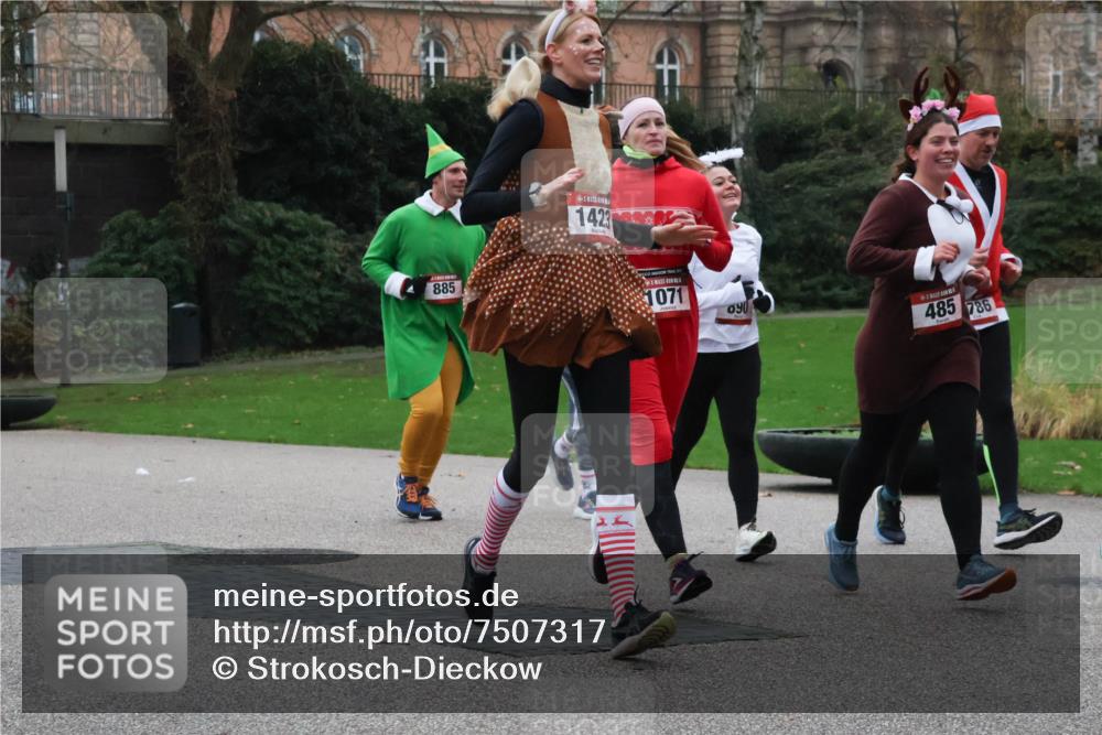 08.12.2024 - St. Pauli X-Mass-Run No. 14 Strokosch-Dieckow http://msf.ph/oto/7507317 08.12.2024 09:44:50 Laufen 885, 1423, 1071, 485, 786 meine-sportfotos.de